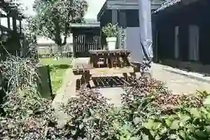 Gezellig terras met tuinmeubilair en uitzicht op de groene tuin