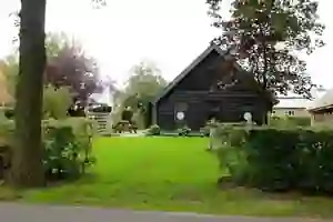 Vooraanzicht van Ons Huusie met een sfeervolle entree en tuin