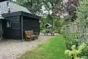 Zijkant van het vakantiehuis met uitzicht op de natuurlijke omgeving